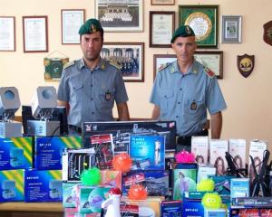 La merce contraffatta sequestrata dalla Gdf