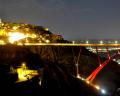 Il ponte Bisantis illuminato di rosso