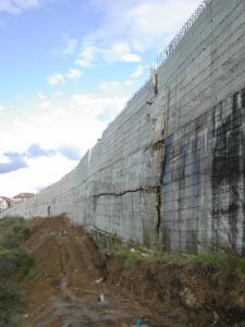 Il cemento depotenziato usato per realizzare il muro