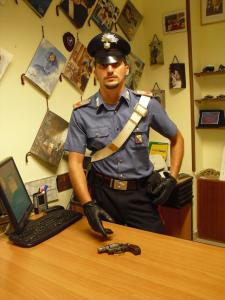 Carabiniere mostra l'arma