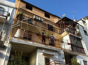 Il balcone con le fioriere di marijuana