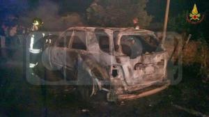 La Mercedes distrutta dalle fiamme a Santa Caterina dello Jonio
