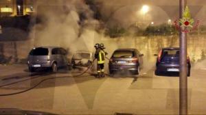 L'auto in fiamme nel quartiere Vescovatello