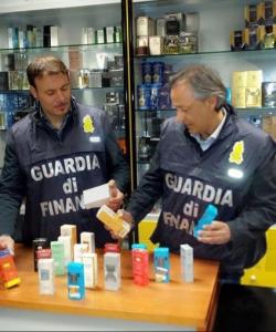 I profumi "taroccati" sequestrati nel cosentino