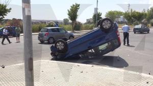 Una delle auto ribaltate