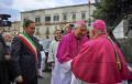 Il saluto tra il sindaco e il neo arcivescovo