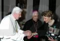 Nella Mustacchio consegna una targa a papa Benedetto XVI durante la visita a Lametia Terme