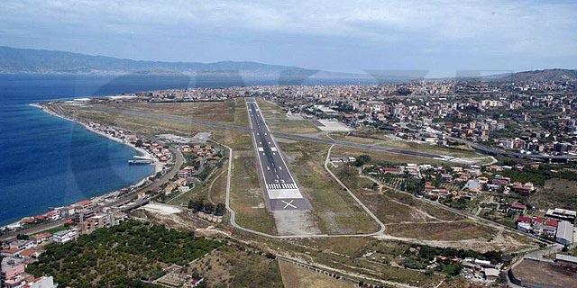 La pista di atterraggio dell'aeroporto di Reggio Calabria