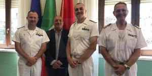 I comandanti Bruno Viafora e Nicolò Pisani, del pattugliatore Aviere e della fregata Euro insieme al capitano di vascello Giovanni Greco e al sindaco Ugo Pugliese