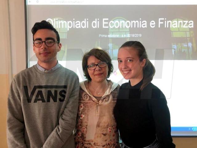 Giorgia Castiglione e Luca Merante, Campioni Regionali, con la prof.ssa Zaira Silipo
