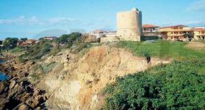 Erosione costiera presso la Torre Vecchia di Isola Capo Rizzuto