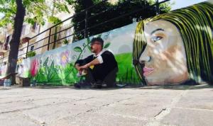 Antonio Saladino davanti al murales finito