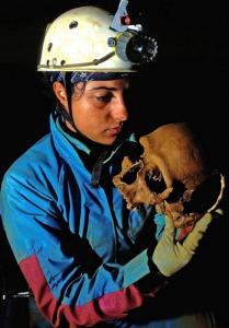 Cranio del cosiddetto "individuo 24", rinvenuto nella parte più profonda del sistema sotterraneo (Credit: archivio fotografico C.R.S. "Enzo dei Medici")