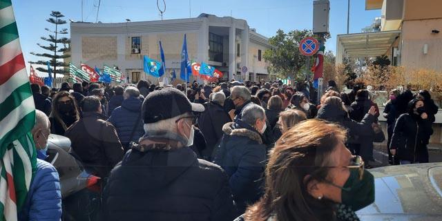 I lavoratori Abramo Cc in protesta a Crotone