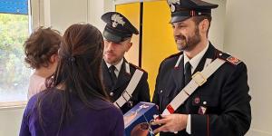 I carabinieri di Polistena mentre donano le uova ad un piccolo degente