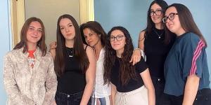 Le alunne del Gravina che partecipano alle Olimpiadi di Spagnolo, in mezzo l’insegnante Daniela Crocoli