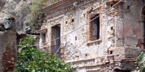 Una casa rurale ormai fatiscente