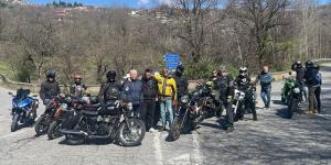 I soci del Moto Club Ugo Gallo durante una escursione