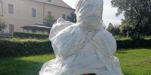La statua di Mimmo Rotella che sarà scoperta nel Parco della Biodiversità