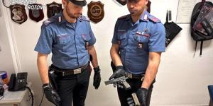 La pistola ritrovata sul fondo di una vasca nelle campagne di Cirò Marina