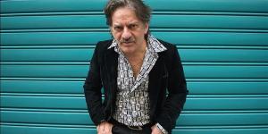 Peppe Voltarelli nella rue de Lappe di Parigi (Foto: Danilo Samà, 2025)