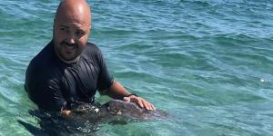 L'agente Luigi Palmieri con la Caretta Caretta messa in salvo