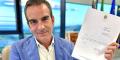 Roberto Occhiuto mostra la lettera di dimissioni