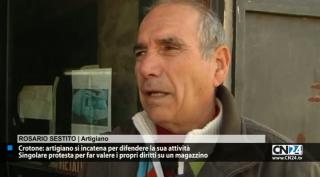 Crotone: artigiano si incatena per difendere la sua attività