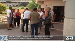 Protesta dei precari ATA davanti l’ufficio scolastico provinciale di Crotone
