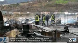 Incendio nel campo rom di Cosenza, 20 baracche in fiamme