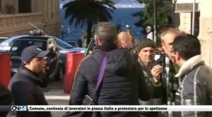 Comune Reggio, centinaia di lavoratori in piazza Italia a protestare per le spettanze