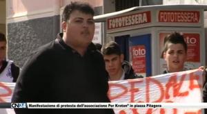 Manifestazione di protesta dell’associazione “Per Kroton” in piazza Pitagora