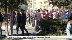 Sparatoria a Crotone di fronte al tribunale, ferito a colpi di pistola