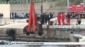Auto affondata nel porto, trovati resti umani