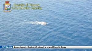 Nuovo sbarco in Calabria: 48 migranti al largo di Roccella Jonica
