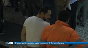 Crotone, protesta dei lavoratori aeroporto S. Anna al Comune