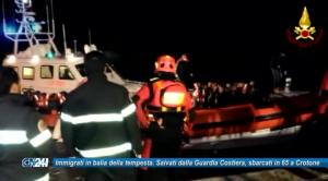Immigrati in balia della tempesta. Salvati dalla Guardia Costiera, 65 sono sbarcati a Crotone