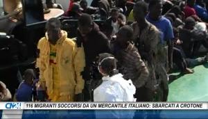 116 migranti soccorsi da un mercantile italiano: sbarcati stamani a Crotone