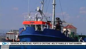 Sbarchi, altri 470 nel porto di Crotone. Molte famiglie e tanti bambini