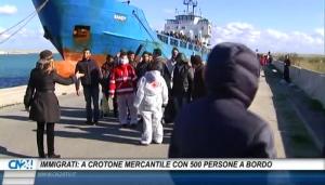 Immigrati: a Crotone mercantile con 500 persone a bordo