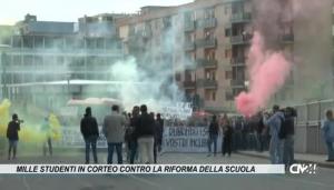 Studenti e docenti manifestano a Catanzaro contro “la scuola dei padroni”
