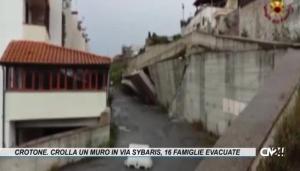 Crotone. Crolla un muro in via Sybaris, 16 famiglie evacuate