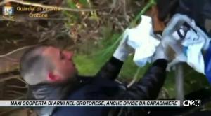 Maxi scoperta di armi nel crotonese, anche delle divise da carabinieri