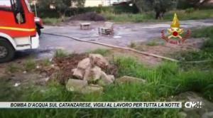 Bomba d’acqua sul Catanzarese, vigili al lavoro per tutta la notte: in salvo residenti isolati