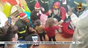 Natale in Ospedale. Vigilfuoco in pediatria regalano un sorriso ai piccoli degenti