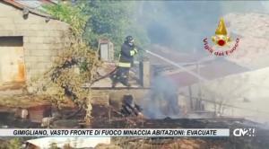 Vasto incendio a Gimigliano: lambite abitazioni e colpiti casolari, famiglie evacuate