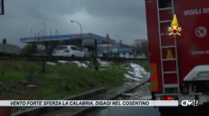Vento forte sferza la Calabria, disagi nel cosentino: abbattuti alberi, divelti intonaci