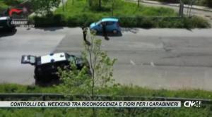 Controlli del weekend tra messaggi di riconoscenza e fiori per i carabinieri