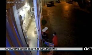 Rapinarono donna seduta al bar, arrestati
