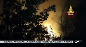Calabria ancora nella morsa delle fiamme: 65 interventi nelle sole ultime 12 ore